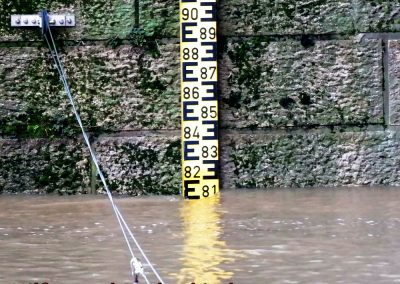 Der ausfallsichere Rheinpegel an der Rodenkirchener Autobahnbrücke: Gelb und schwarz und gut sichtbar